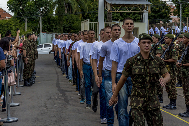 003   Recrutas entrando pelo portao das armas