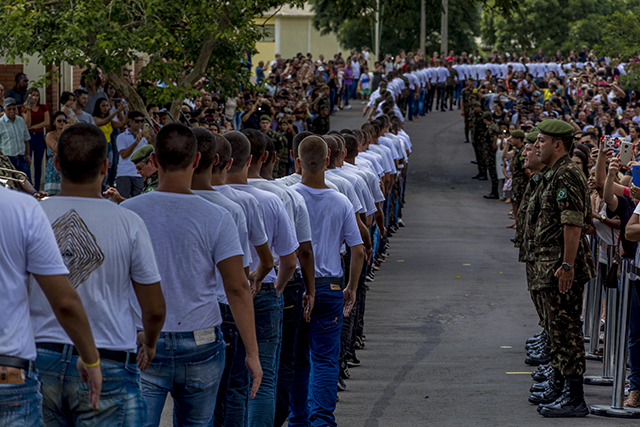 004   Recrutas em coluna por um marchando