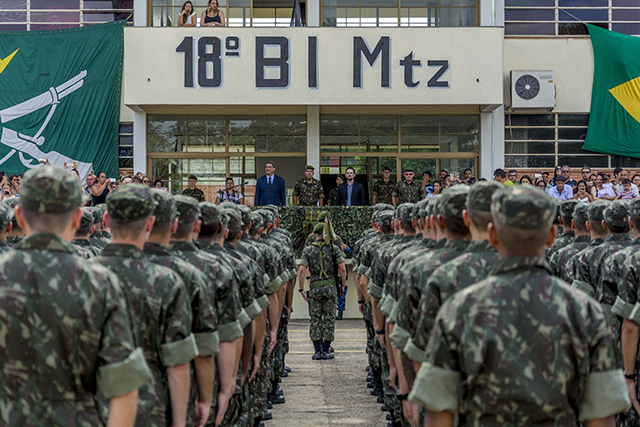 007   Tropa em forma com palanque ao fundo