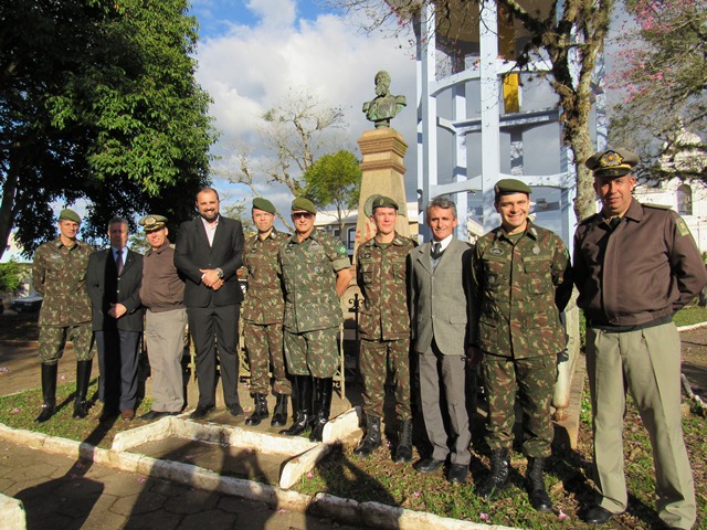 Visita do General Edson Leal Pujol, Chefe do Comando Militar do Sul ao monumento em homenagem à Andrade Neves Rio Pardo RS