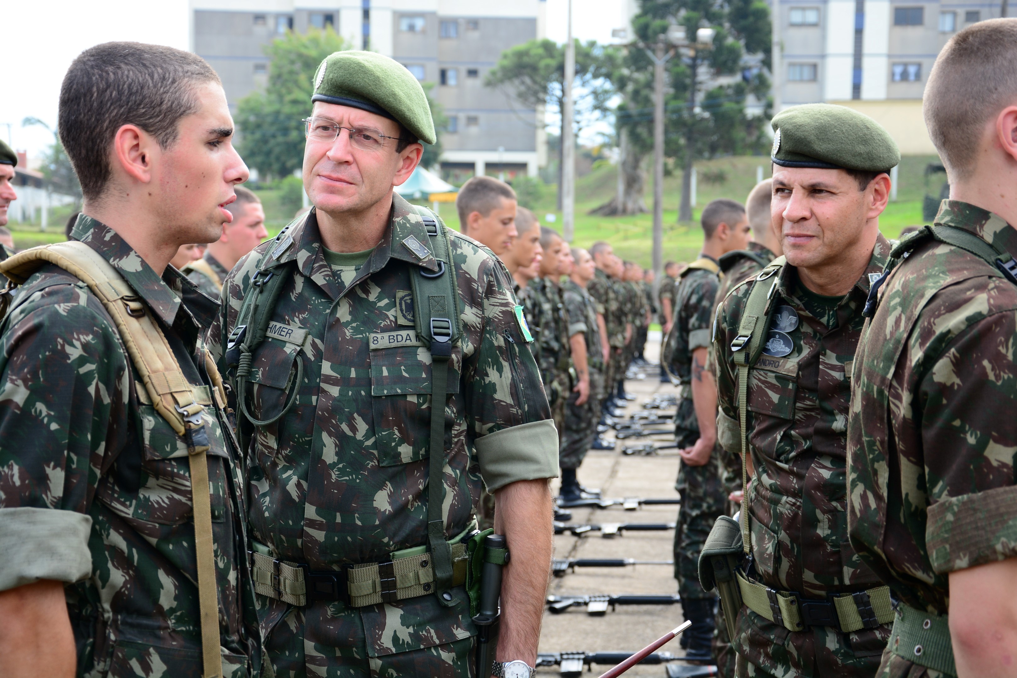 001   General inspecionando soldado