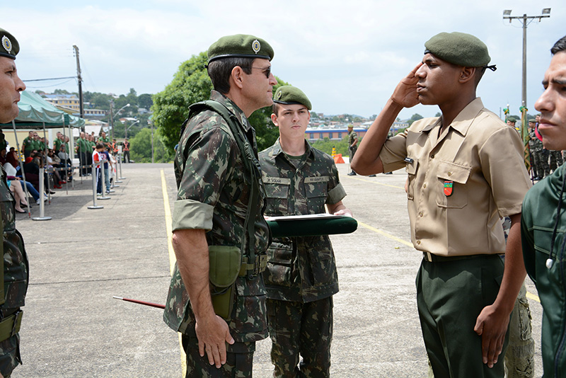 02   Praca mais distinta recebendo diploma