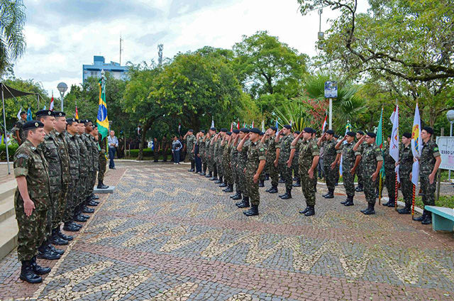 02 Recepiendarios Medalhas prestam continencia a Bandeira Nacional