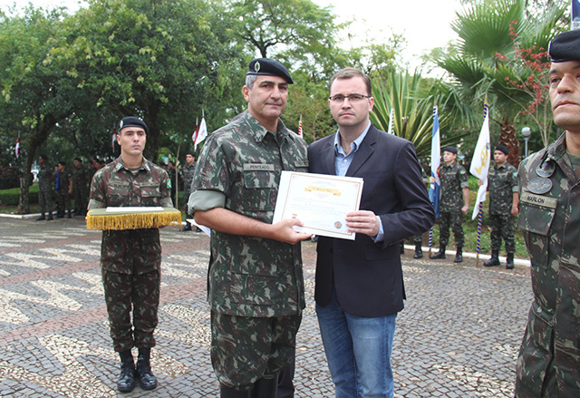 03 Gen Penteado entrega Merito 1BdaCMec ao Prefeito Tiago Gorski