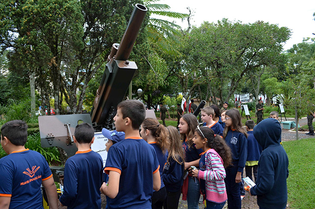 04 Alunos visitam exposicao material de emprego militar