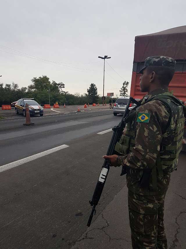 03   Militar fazendo a seguranca da via 02